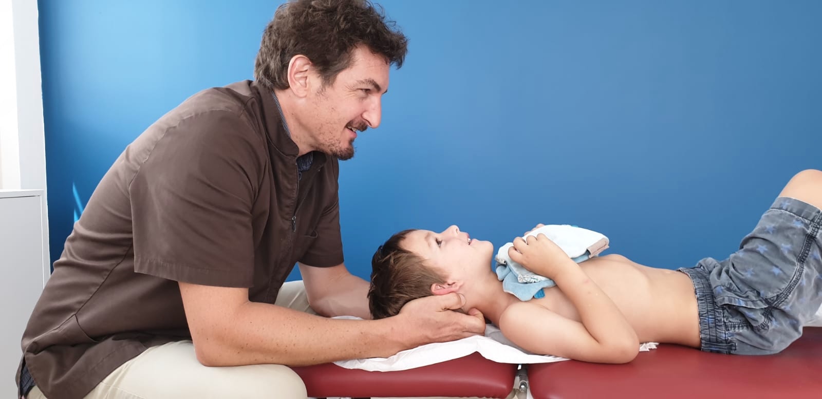 Nicolas Pagazani D.O. en séance d'ostéopathie — traitement NMFR sur table de cabinet à Avignon